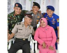 Seorang ayah dengan anak-anaknya anggota polisi viral (foto/int) 