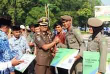 Perwakilan Banpol Inhu menerima secara simbolis BPJS Ketenagakerjaan/azi