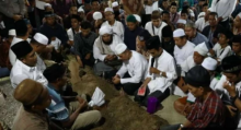 Ustaz Abdul Somad memimpin langsung proses penguburan sang ibunda, Senin 18 Maret 2019 malam di Desa Silau Laut, Kecamatan Kisaran, Kabupaten Asahan, Sumatera Utara. Foto: int 