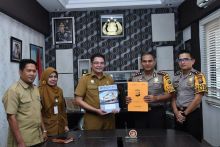 Penandatanganan  MoU antara Kepala Dinas Perpustakaan dan Kearsipan Kabupaten Bengkalis H Suwarto dengan Kapolres Bengkalis AKBP Yusup Rahmanto/hari
