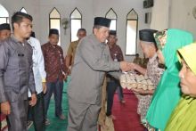 Bupati Siak H Alfedri menyalurkan zakat konsumtif/lin