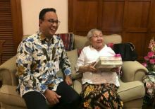 Anies Baswedan bersama warganya yang berumur 100 tahun (foto/instagram)