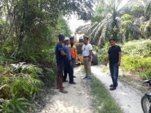 Melihat perbaikan jalan di Desa Kebun Lado oleh SGR Estate Logas Marhadi Idris dan CD Officer Estate Logas Eriyan Yusti./ist