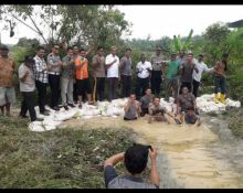 Polsek Minas beserta perangkat kampung Minas Barat, Kecamatan Minas, Kabupaten Siak, Riau membangun sekat kanal /lin