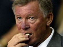 Mantan pelatih MU Sir Alex Ferguson dan kebiasaannya mengunyah permen karet saat mendampingi MU bertanding. Foto: int 