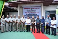 Foto bersama usai pencanangan zona integritas Pertanahan/hari