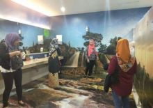 Begini suasana toliet di Bandara Juanda yang dilengkapi dengan gambar tiga dimensi. Asyik ya. Foto: int 