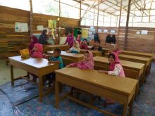 Siswa SDIT Sehari kini dapat belajar menggunakan meja dan kursi