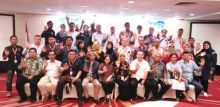 Ketua PWI Riau H Zulmansyah Sekedang dan Senior Manajer Humas SKK Migas Perwakilan Sumbagut, Eviyanti, foto bersama peserta dan penguji seusai acara penutupan UKW PWI Riau 2019 di Hotel Grand Elite, Pekanbaru, Jumat (22/3/2019) malam./ist