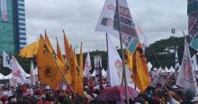 Bendera Golkar yang tampak hadir dalam kampanye akbar Prabowo Subianto di Makassar, Sulawesi Selatan. Foto: int 