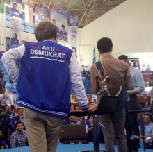 Hinca Pandjaitan unggah foto Rocky Gerung pakai rompi Partai Demokrat (foto/int)