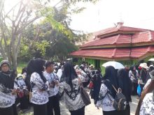 Para guru berdemo di Kantor Disdik Pekanbaru (foto/riki) 