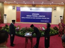Serah terima jabatan Kepala BI Perwakilan Riau dari Siti Astiyah ke Decymus