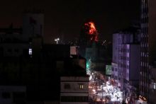 Militer Israel membombardir kantor pemimpin Hamas Ismail Haniyeh di Gaza, Senin (25/3/2019). Foto/REUTERS/Suhaib Salem