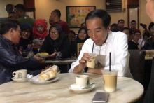 Capres petahana Jokowi ngopi bareng relawan di Kota Dumai. Foto: int 