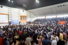 Rocky Gerung, Erwin Aksa dan Miftah Nur Sabri saat menghadiri bedah buku dan bedah akal sehat di Pekanbaru