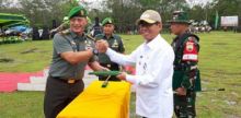 Salam komando Bupati Kuansing H. Mursini, saat melakukan penutupan TMMD di Guntor/zar