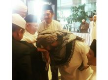 Ustaz Derry Sulaiman cium tangan Kiai Ma'ruf Amin (foto/instagram)