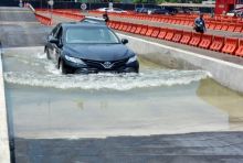 Toyota Camry saat melakukan tes fasilitas Toyota Driving Experience (TDE) (Foto: istimewa)