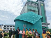 Penyerahan serifikat rekor MURI kepada Rektor UMRI