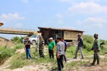 Bagus Santoso melihat kondisi sungai yang tercemar