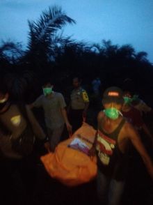 Warga bersama aparat Kepolisian mengevakuasi korban di kebun sawit/hari