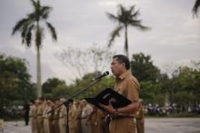 Sekda Kabupaten Siak HTS Hamzah memimpin pembacaan Ikrar Pernyataan Sikap Netralitas dan Profesionalitas ASN/lin
