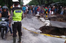 olisi menutup total jalan provinsi yang putus akibat longsor di Desa Marubun Jaya, Kecamatan Tanah Jawa, Kabupaten Simalungun, Sumatera Utara. Foto: int 