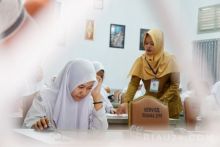 Terlihat seoang siswi tengah mengikuti ujian nasional berbasis komputer, Senin (1/4/2019) pagi. Foto. (Amri/riau24.com)