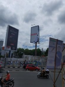 Salah Satu Baliho Caleg yang diturunkan Bawaslu kota Pekanbaru