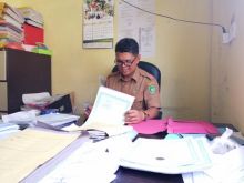 Petugas di Disdukcapil saat mengecek Akte Kelahiran/mad