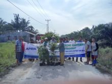 Koordinator CD, Zamzuli Hidayat menyerahkan pohon sebanyak 300 batang pohon dari jenis mahoni dan pucuk merah./IST