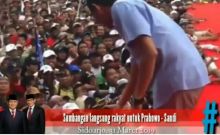Menggunakan peci Cawapres 02 Sandiaga Uno menerima sumbangan rakyat (foto/instagram)