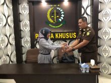 istri Heru Wahyudi  menyerahkan uang Rp200 juta kepada  Kepala Seksi Pidana Khusus (Kasi Pidsus) Agung Irawan SH. /hari