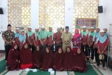 Bupati Kuansing H. Mursini, bersama  Marawis Gita Swara MTsN 4 Kuansing/zar