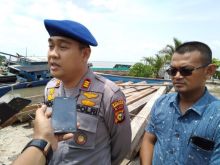 Satuan Polisi Air (Satpol Air) Polres Bengkalis mengamankan sebanyak 60 keping kayu olahan