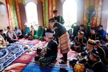 Kapolda Riau Irjen Pol Widodo Eko Prihastopo mendapatkan gelar adat Panglima Sutan Dirajo oleh Lembaga Adat Kampar, 