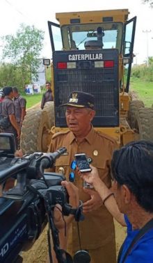 H Syamsuddin Uti melakukan peninjauan ruas jalan Sungai Beringin, Tembilahan /ADV