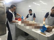 Remaja korban sengatan listrik bernama Nabil saat dioptopsi di Rumah sakit. Foto. (Ist).