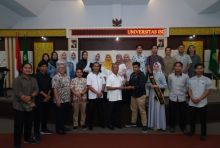 Rektor UIR Terima penghargaan mahasiswa 