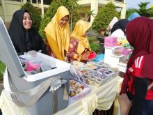 Pelaku usaha mikro dari Kecamatan Bungaraya, Siak dan Mempura tampak sibuk melayani para konsumennya./lin