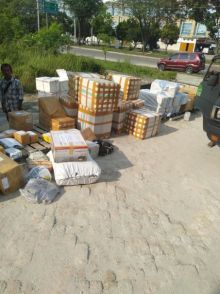 Terlihat beberapa kotak kardus yang berisi rokok ilegal tanpa pita cukai diamankan petugas DJBC Riau. Foto. Istimewa