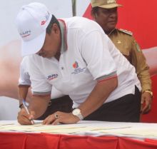 Bupati Siak Alfedri teken MoU replantng kelapa sawit/lin