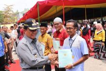 Bupati HM Wardan membagikan 4.000 paket Sembako dan 500 sertifikat tanah secara gratis kepada masyarakat/ADV