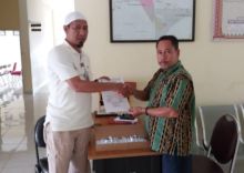 Kadis Dukcapil Kuansing, HM Reffendi Zukman, AP, MSi menyerahkan e-KTP kepada salah satu perwakilan kecamatan di Kuansing. Foto: zar 