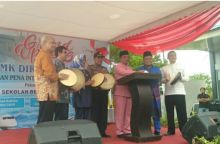 Kadisdik Pekanbaru, Abdul Jamal bersama Ketua Dewan Pembina Yayasan Pena Intelektual Indonesia (YASPII), Amiruddin memencet tombol penanda SMK Dirgantara Riau resmi dibuka (Foto/riki)