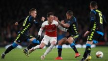 Gelandang Arsenal, Ozil saat menghadapi pemain Napoli (foto/int)
