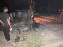 Mobil pikap yang digunakan untuk mengangkut sapi hail curian dibakar massa/hari