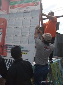 Memasuki masa tenang, KPU dan Bawaslu Riau menertipkan APK di Purna MTQ Pekanbaru