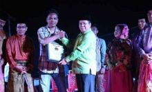 Bupati, Drs H Irwan MSi dan Ketua Sanggar Bathin Galang, Sopandi bersalaman saat menerima Piagam MURI